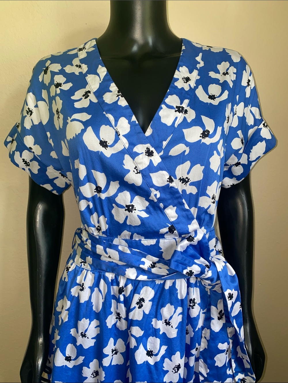 Who What Wear Blue and White Floral Wrap Midi Dress with Pockets - Picture 3 of 14